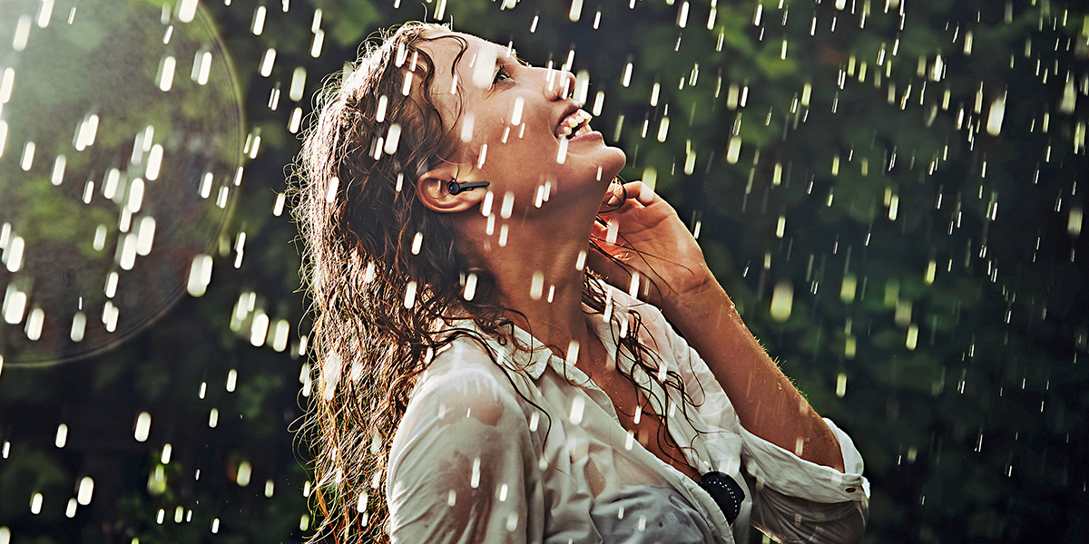 通過采用GORE?聲學(xué)防水透氣產(chǎn)品，在雨中依然可隨時用耳機(jī)接聽電話